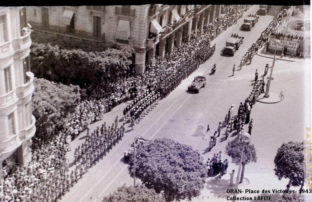 ORAN 1943 DEFILE PLACE DES VICTOIRES (3).JPG